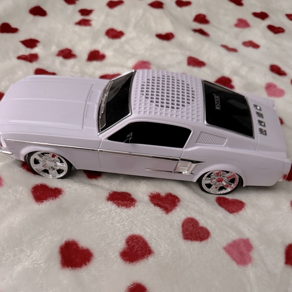 Classic White Car Bluetooth Wireless speaker! Has flashing light beats to music